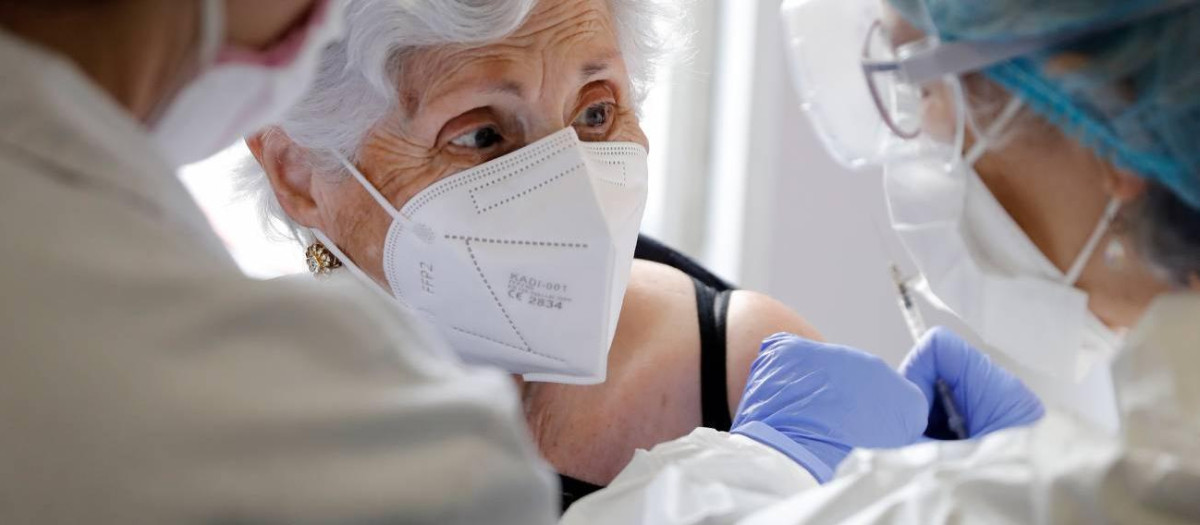 En febrero, dos sanitarias inyectaban una vacuna de la covid-19 a una usuaria de una residencia en Valencia