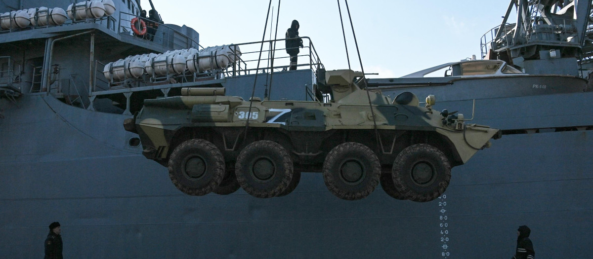 Descarga de equipo militar del gran barco de desembarco Orsk de la flota rusa del Mar Negro a su llegada al puerto de Berdyansk, Ucrania.