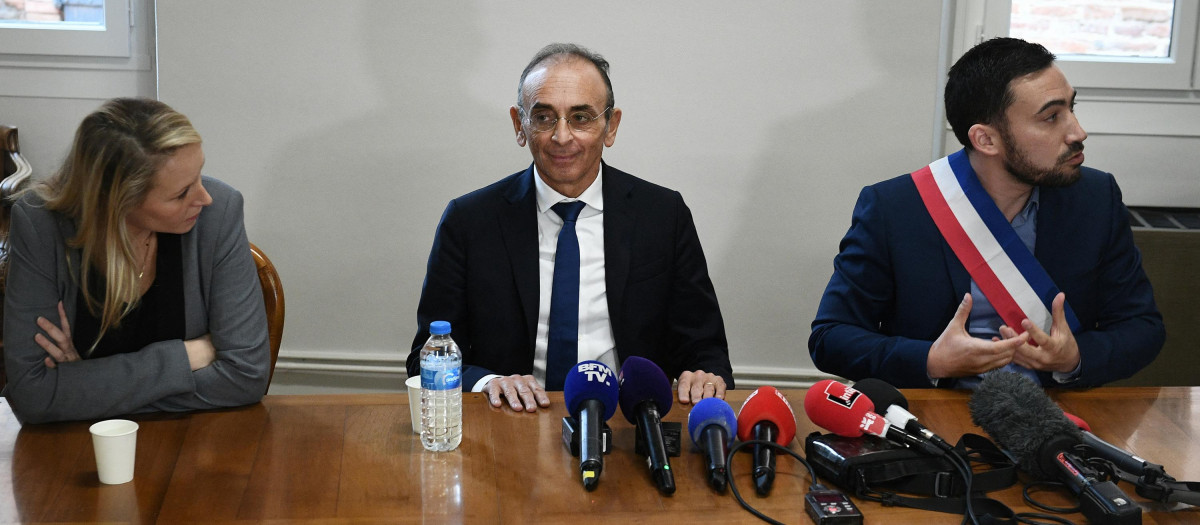 El candidato a las elecciones presidenciales francesas y líder de Reconquête, Eric Zemmour, flanqueado por el alcalde de Moissac Romain Lopez y de la política Marion Maréchal durante una rueda de prensa, este sábado