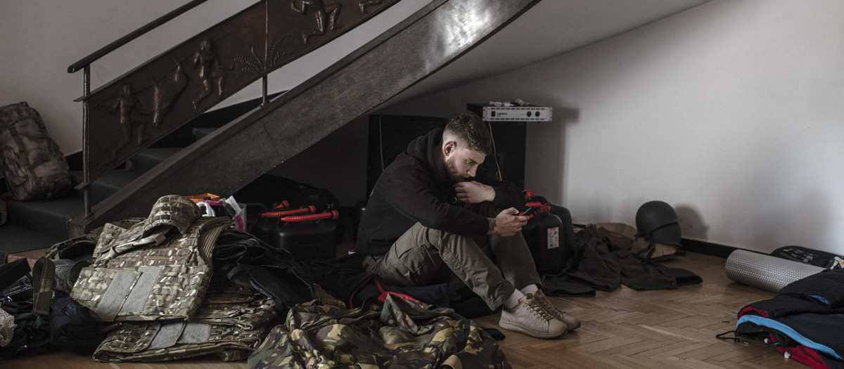 El joven bielorruso Pavel Kukhta descansa rodeado de chalecos antibalas y equipo militar, el pasado 7 de marzo en Varsovia