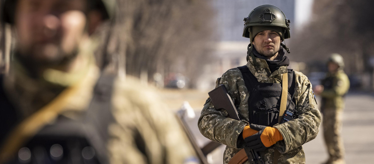 Militares ucranianos montan guardia en un puesto de control militar en Kiev