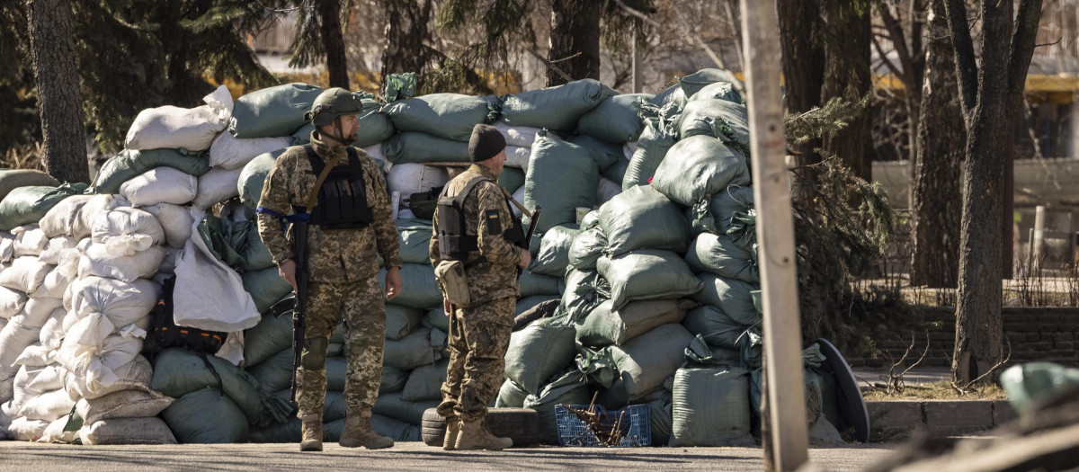 Militares ucranianos ocupan un puesto de control militar en Kiev