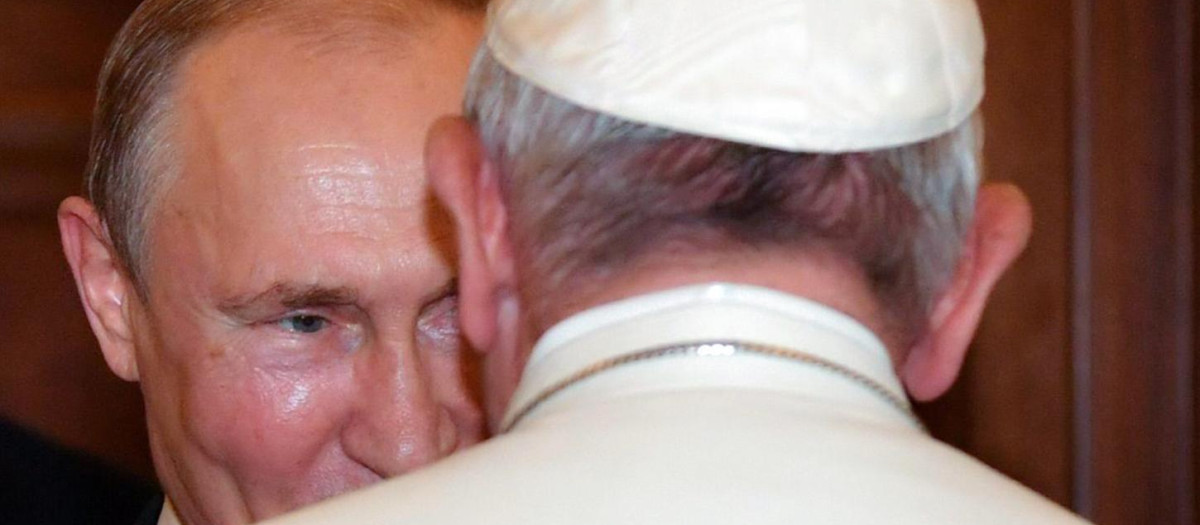 This photo taken and handout on July 4, 2019 by the Vatican Media shows Pope Francis (L) meeting with Russian President Vladimir Putin (R) during a private audience at the Vatican. - Russian President Vladimir Putin arrived in Rome for a lightning visit including talks with the pope and Italy's populist government, which has called for an easing of sanctions despite Moscow's ongoing crisis with the West. (Photo by Handout / VATICAN MEDIA / AFP) / RESTRICTED TO EDITORIAL USE - MANDATORY CREDIT "AFP PHOTO / VATICAN MEDIA" - NO MARKETING NO ADVERTISING CAMPAIGNS - DISTRIBUTED AS A SERVICE TO CLIENTS ---