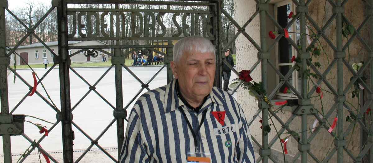 Boris Romanchenko, vestido con un uniforme de prisionero típico de los campos de concentración nazis, hace unos años