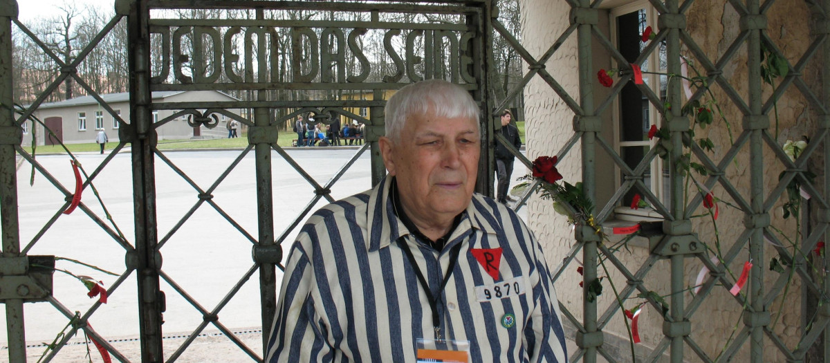 Boris Romanchenko, vestido con un uniforme de prisionero típico de los campos de concentración nazis, hace unos años