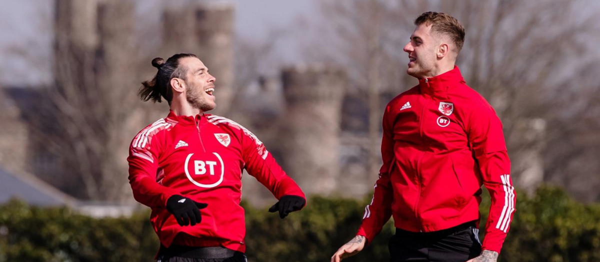 Gareth Bale salta durante el entrenamiento de Gales