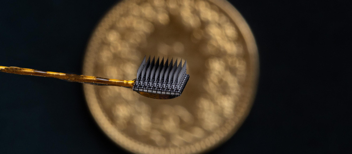 Uno de los microelectrodos insertados en el cerebro del paciente