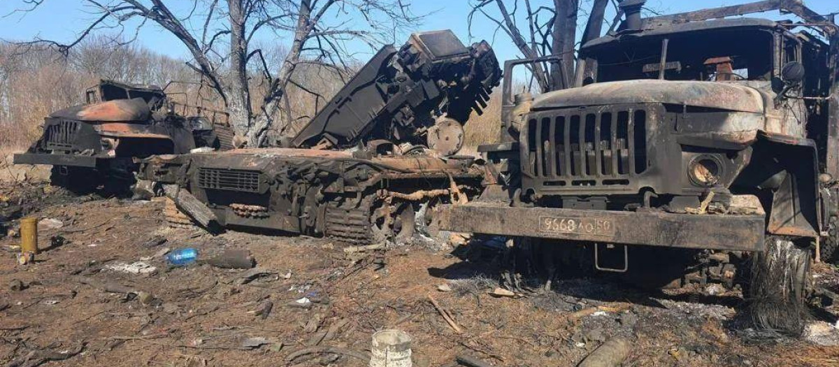 Varios vehículos militares rusos, destrozados tras un enfrentamiento en Sumy con el Ejército ucraniano