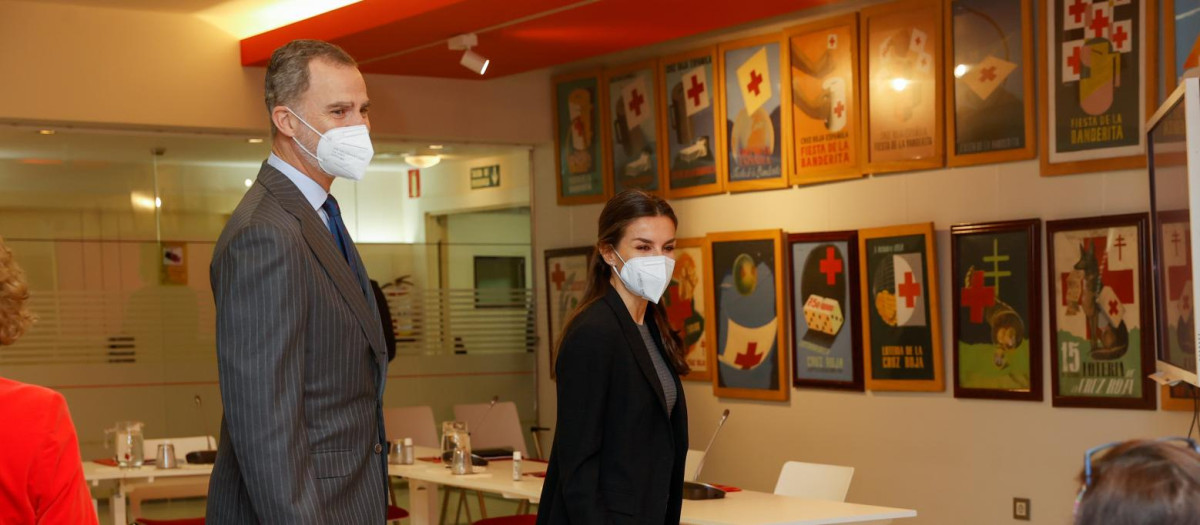 Don Felipe y Doña Letizia, visitando las instalaciones de Cruz Roja Española en Madrid este miércoles