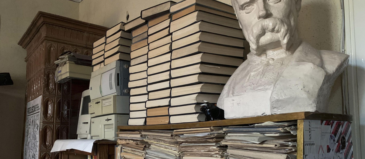 LEÓPOLIS (UCRANIA), 23/03/2022.- Partituras y libros en la sala en el edificio de la Filarmónica de Lviv (Leópolis) donde se digitalizan las partituras para salvar la música clásica ucraniana de la guerra. Mientras que la ciudad ucraniana de Leópolis va protegiendo su patrimonio ante el temor de ser destruido por los bombardeos rusos, en una sala de la sede de la Filarmónica se trabaja contra reloj para digitalizar todas las partituras de compositores ucranianos para salvar la música de la guerra. EFE/ Isaac J. Martín