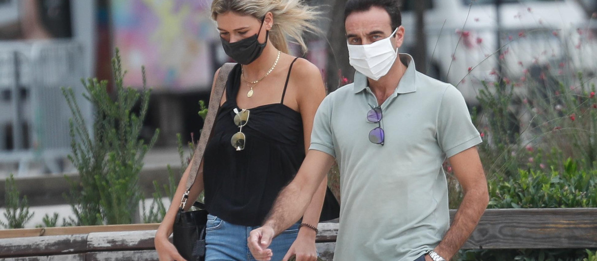 Enrique Ponce y Ana Soria por las calles de Nimes 19/09/2020