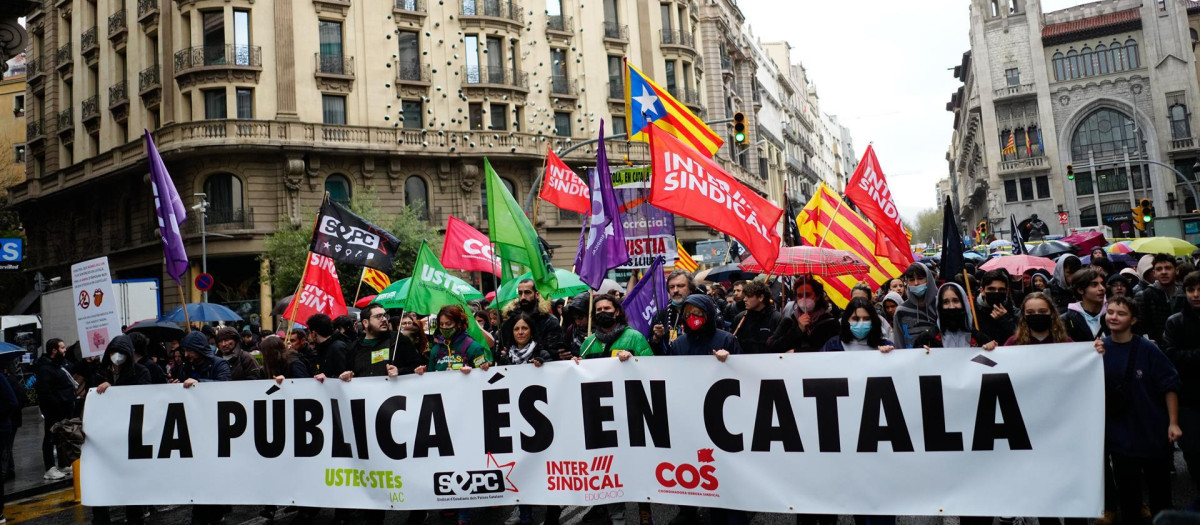 Miles de profesores y estudiantes se están manifestando este miércoles por el centro de Barcelona para exigir al Govern que proteja la inmersión lingüística