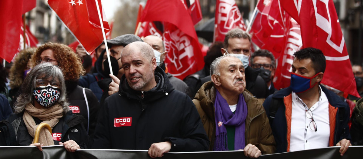Los secretarios generales de CCOO y UGT, Unai Sordo (c-i) y Pepe Álvarez (c-d), participan este miércoles en la manifestación para exigir medidas para contener los precios