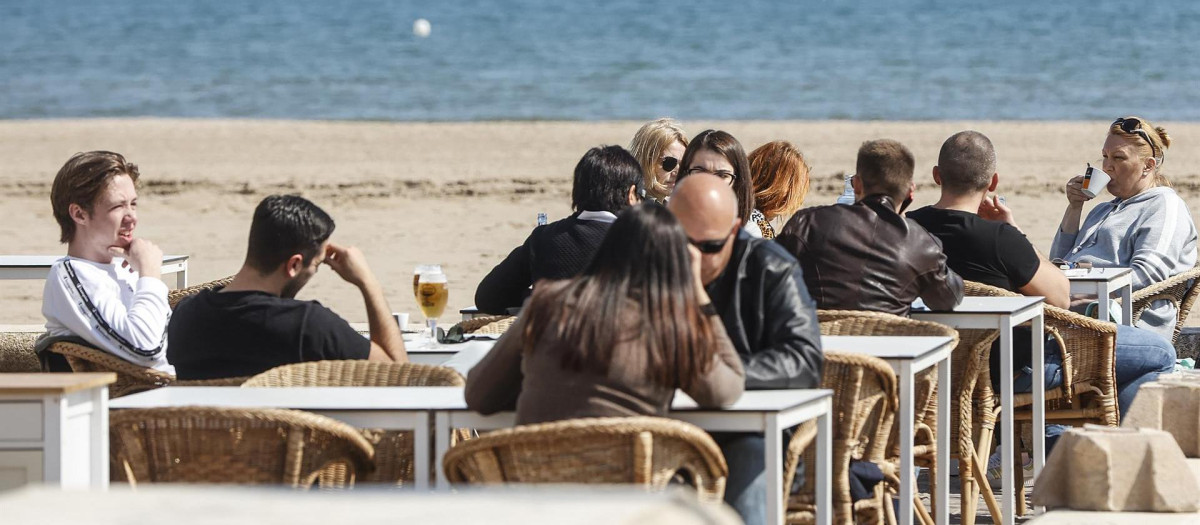 Varias personas en una terraza del Paseo de la Playa de la Malvarrosa - Rober Solsona