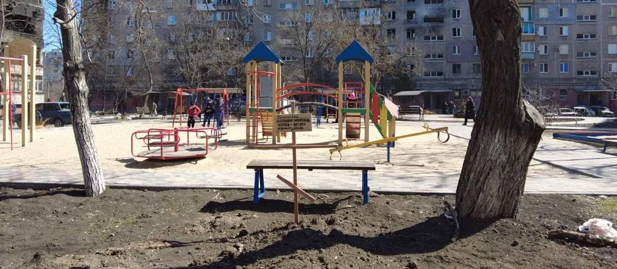 Civiles ucranianos enterrados en un parque infantil de Mariúpol