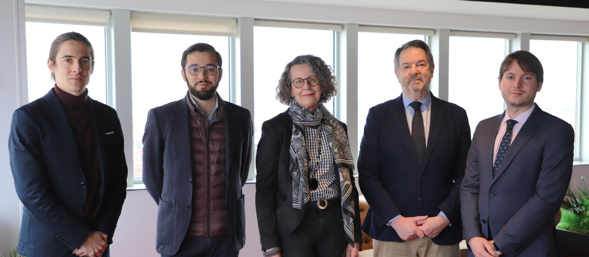 Los ganadores del concurso de microrrelatos de El Debate (2i y 3i), acompañados de Bieito Rubido, director de El Debate, y los subdirectores Jorge Sanz y Eduardo de Rivas