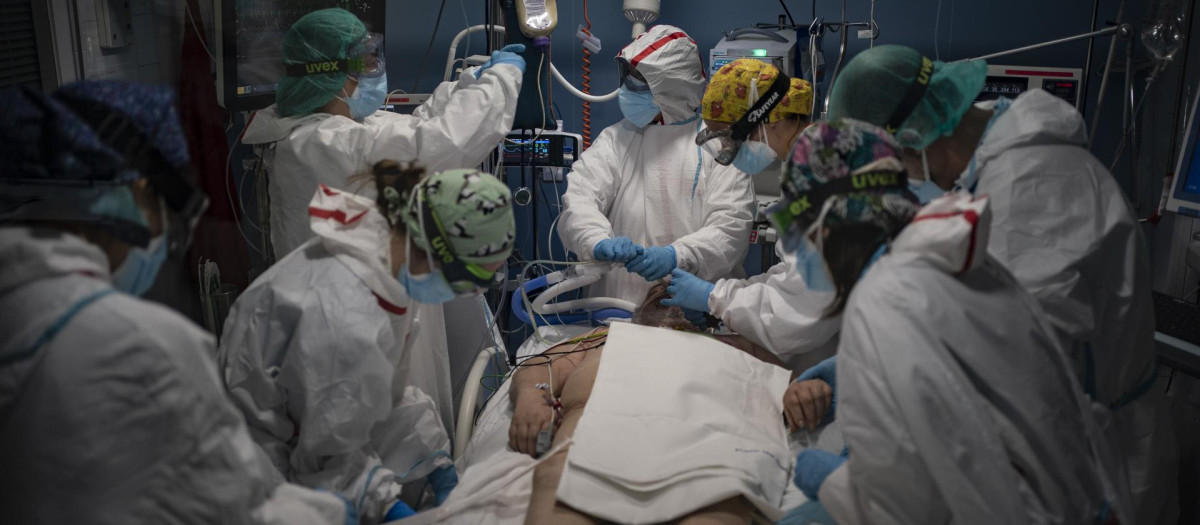 Un paciente enfermo de covid recibe tratamiento en el Hospital del Mar de Barcelona