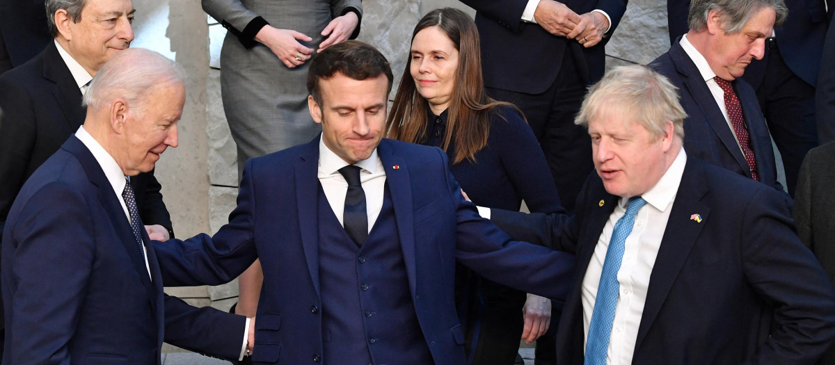 El presidente de EE.UU, Joe Biden, el presidente francés, Emmanuel Macron y el primer ministro británico, Boris Johnson, en la sede de la OTAN