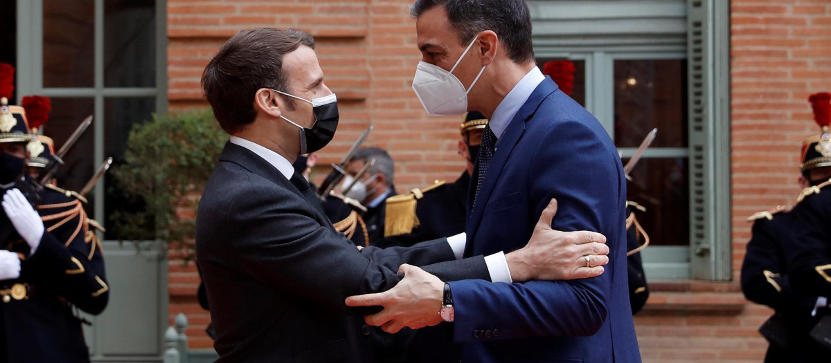 El presidente francés, Emmanuel Macron, saluda a Pedro Sánchez.