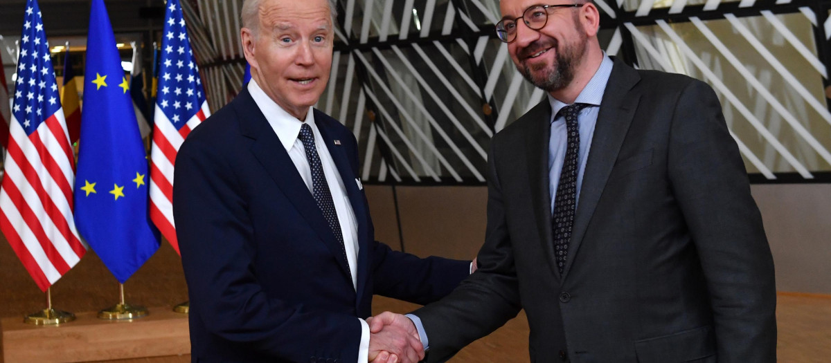 El presidente de los Estados Unidos, Joe Biden (izq.), le da la mano al presidente del Consejo Europeo, Charles Michel