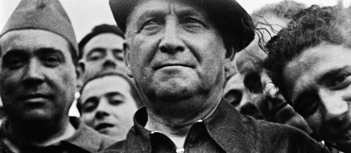 El español Francisco Largo Caballero, líder del Sindicato Español, con parte de la milicia leal, en el frente en las afueras de Madrid, el 15 de agosto de 1936