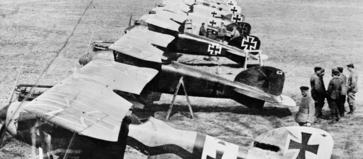 Una alineación de Albatros D.III de Jasta 11 a principios de 1917: el segundo avión en esta alineación pertenecía al Barón rojo, el as de ases de la aviación