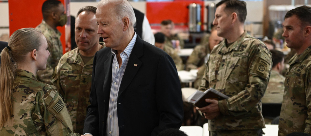 Joe Biden con soldados estadounidenses en Polonia