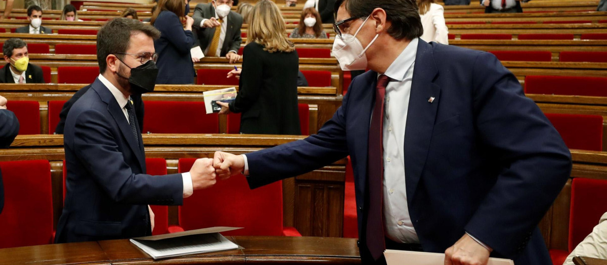 Pere Aragonès y Salvador Ila en el debate de investidura en el Parlament de Cataluña, Barcelona, mayo 2021
