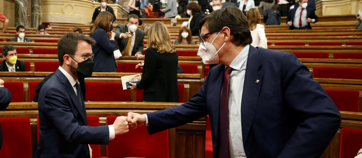 Pere Aragonès y Salvador Ila en el debate de investidura en el Parlament de Cataluña, Barcelona, mayo 2021