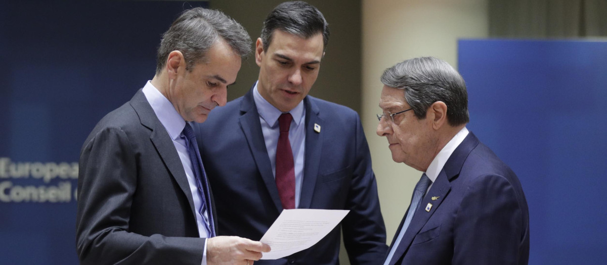 Sánchez junto a los primeros ministros de Grecia (izquierda) y Chipre