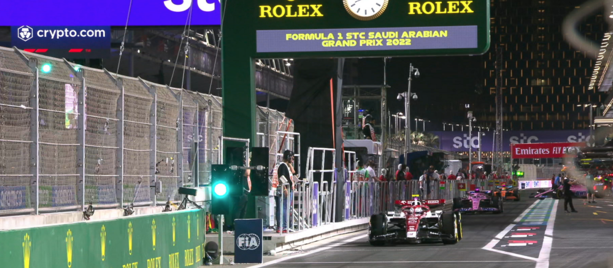 Los monoplazas salen a pista en el circuito de Jeddah en la segunda sesión de entrenamientos