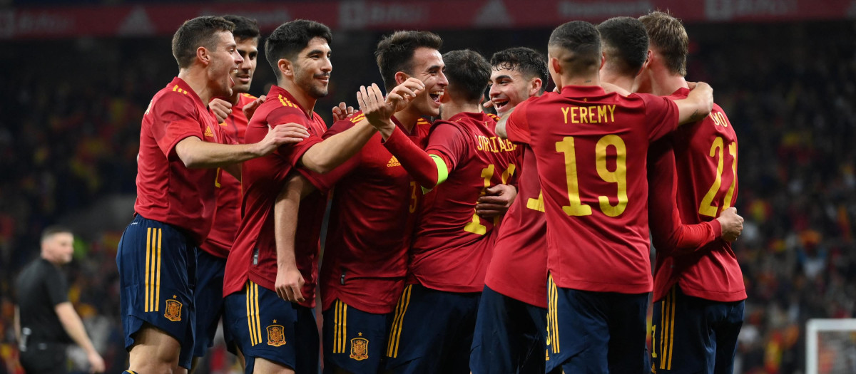 Los jugadores celebran el gol del triunfo ante Albania