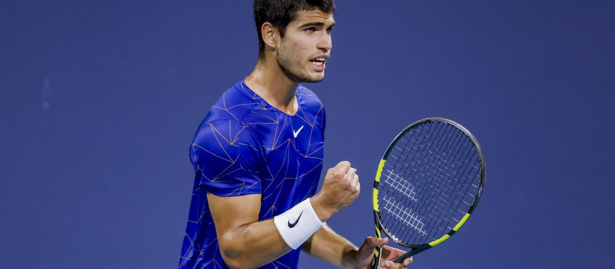 Carlos Alcaraz en su partido contra Marton Fucsovics en el  Miami Open