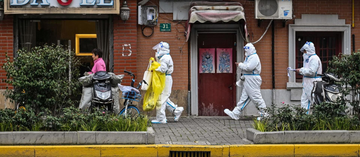 Sanitarios protegidos frente al Covid, en el distrito de Jing'an, en Shanghái, el pasado sábado