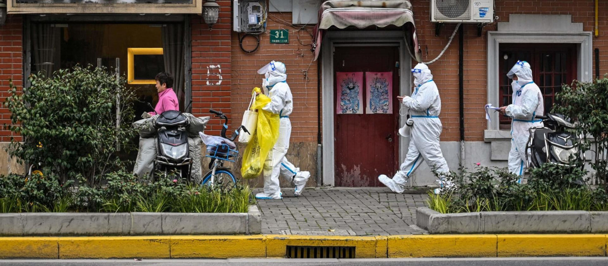 Sanitarios protegidos frente al Covid, en el distrito de Jing'an, en Shanghái, el pasado sábado