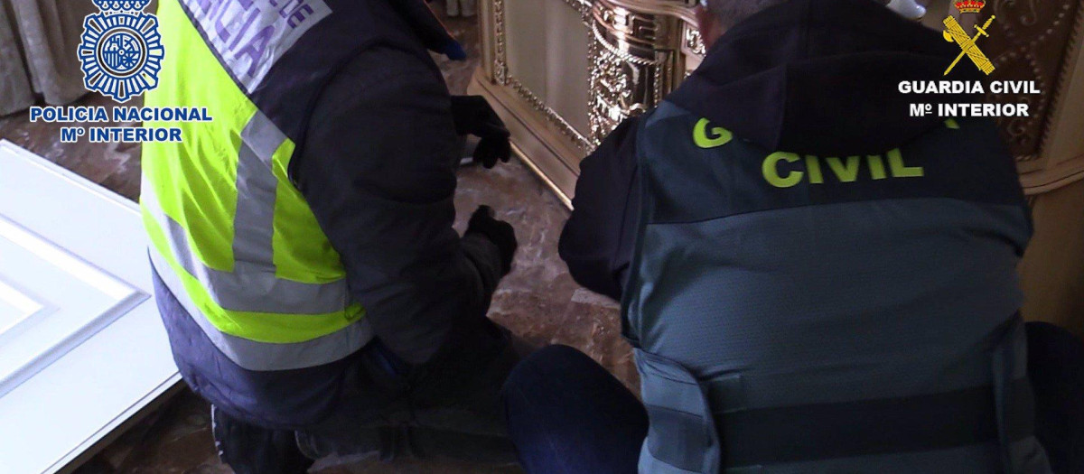 44 detenidos y más de 17.500 plantas de marihuana intervenidas en la Cañada Real por Policía y Guardia Civil.

Agentes de la Policía Nacional y de la Guardia Civil han desarrollado una operación conjunta que ha permitido la detención de 44 personas y la intervención de 17.589 plantas de marihuana, además de 24 armas de fuego, 56.881 euros en efectivo y tres vehículos, durante 22 registros simultáneos llevados a cabo el pasado viernes 18 de marzo en la Cañada Real Galiana, ha informado la Jefatura Superior de la Policía de Madrid y la Comandancia de Madrid en una nota de prensa