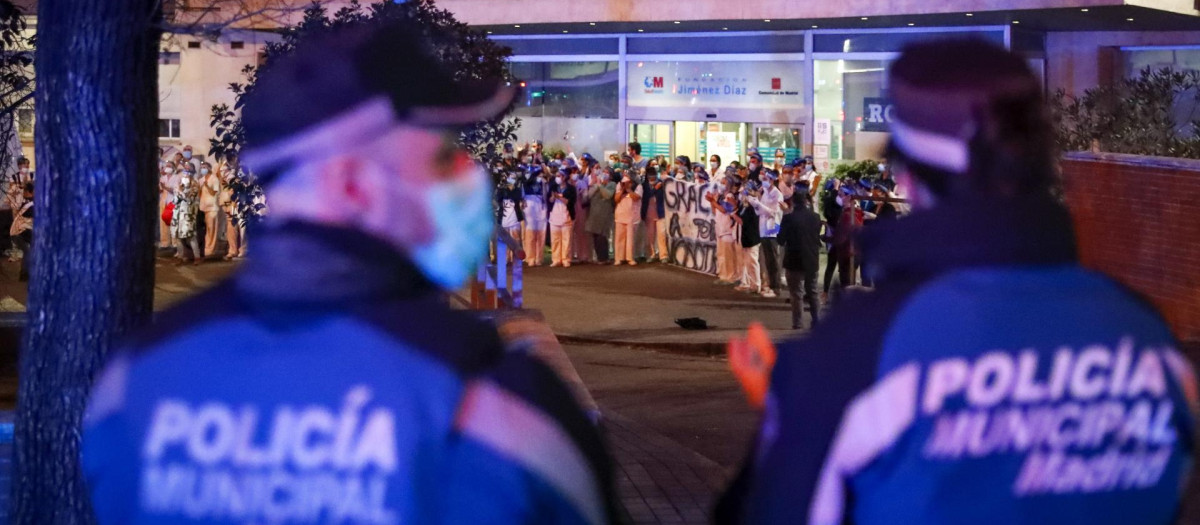 Concentración frente a la Fundación Jiménez Díaz en la segunda semana del confinamiento