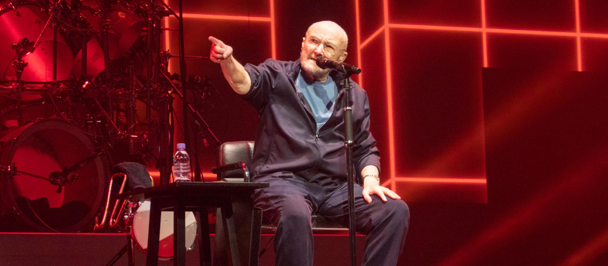 Phil Collins en el concierto de la banda Genesis, en Birmingham, el pasado septiembre. Entonces también tuvo que dar el concierto sentado y salir en silla de ruedas