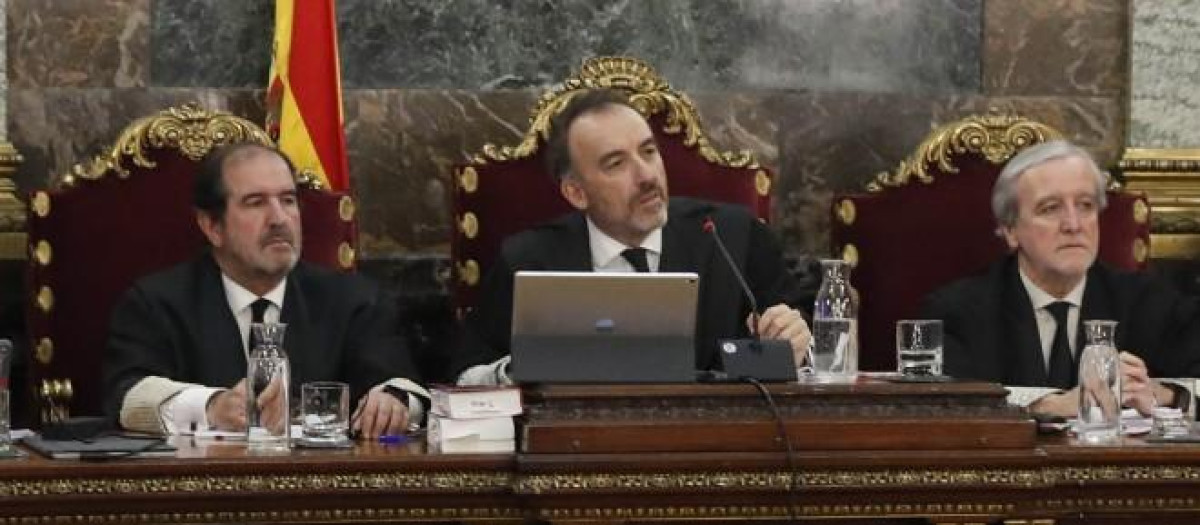 El magistrado Manuel Marchena, presidente de la Sala Segunda del Supremo, y su compañero Juan Ramón Berdugo, a la derecha.