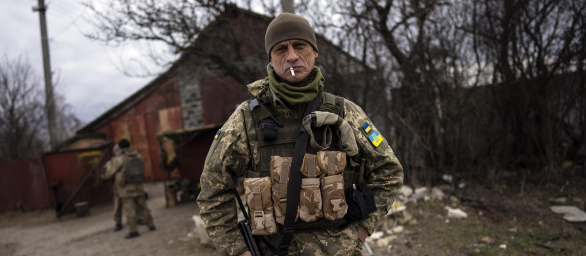 Un soldado fuma un cigarrillo en Brovary, a las afueras de Kiev, este lunes