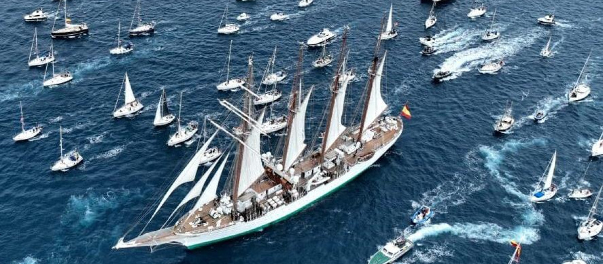 El aprecio por el Juan Sebastián Elcano lleva a que numerosas embarcaciones salgan a la mar para recibir al buque escuela
