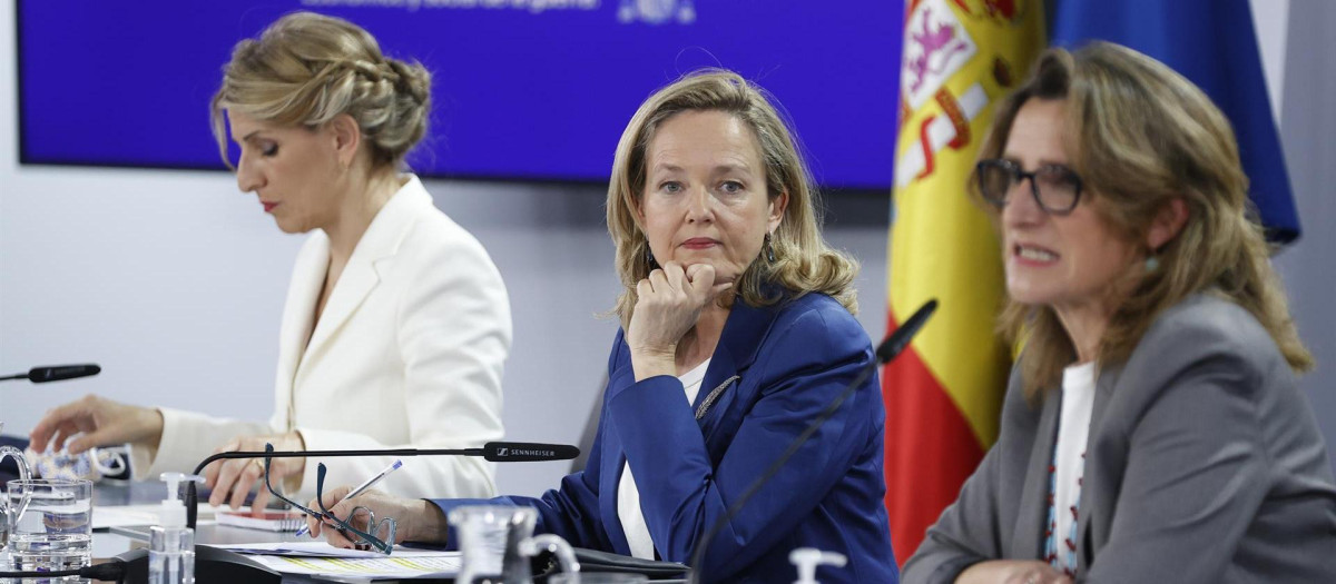 Las vicepresidentas, Yolanda Díaz, Nadia Calviño y Teresa Ribera, durante la rueda de prensa posterior al Consejo de Ministros