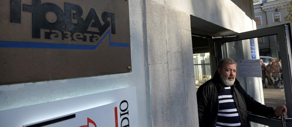 El director de 'Novaya Gazeta', Dmitry Muratov, en la entrada a la redacción del periódico en 2021