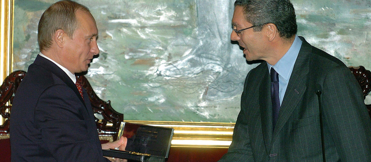 Alberto Ruiz Gallardón le entrega la Llave de Oro de Madrid a Putin