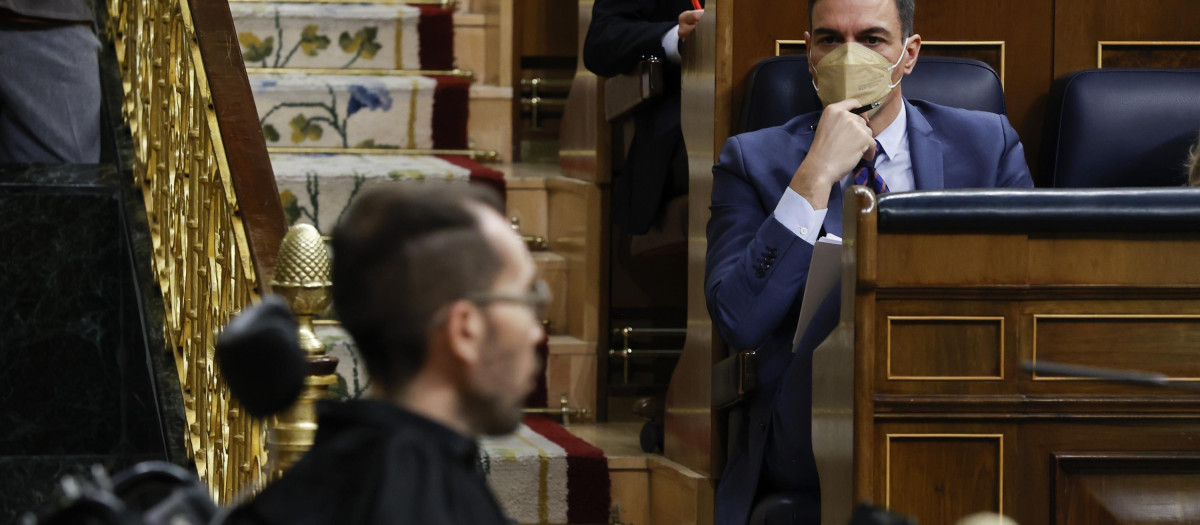 Echenique habla en el hemiciclo ante la mirada de Sánchez
