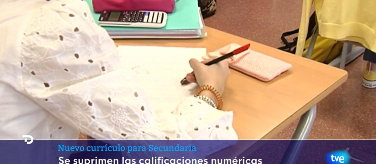 Captura del momento en el que el 'Telediario 1' informa sobre el nuevo real decreto para Secundaria.