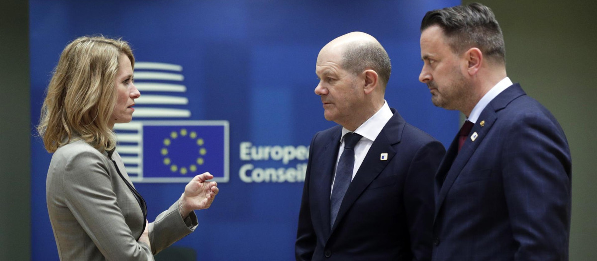 La primera ministra estona, Kaja Kallas, junto al canciller alemán, Olaf Scholz y el luxemburgués, Xavier Bettel
