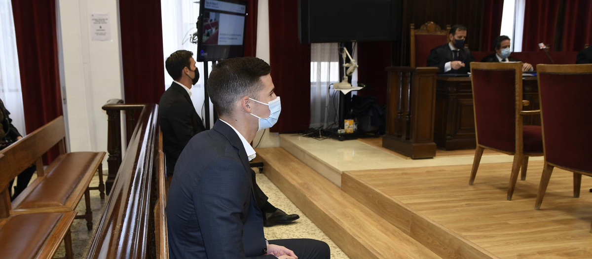 Santi Mina y Goldar, al fondo, en la última sesión del juicio por violación
