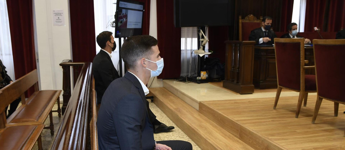 Santi Mina y Goldar, al fondo, en la última sesión del juicio por violación