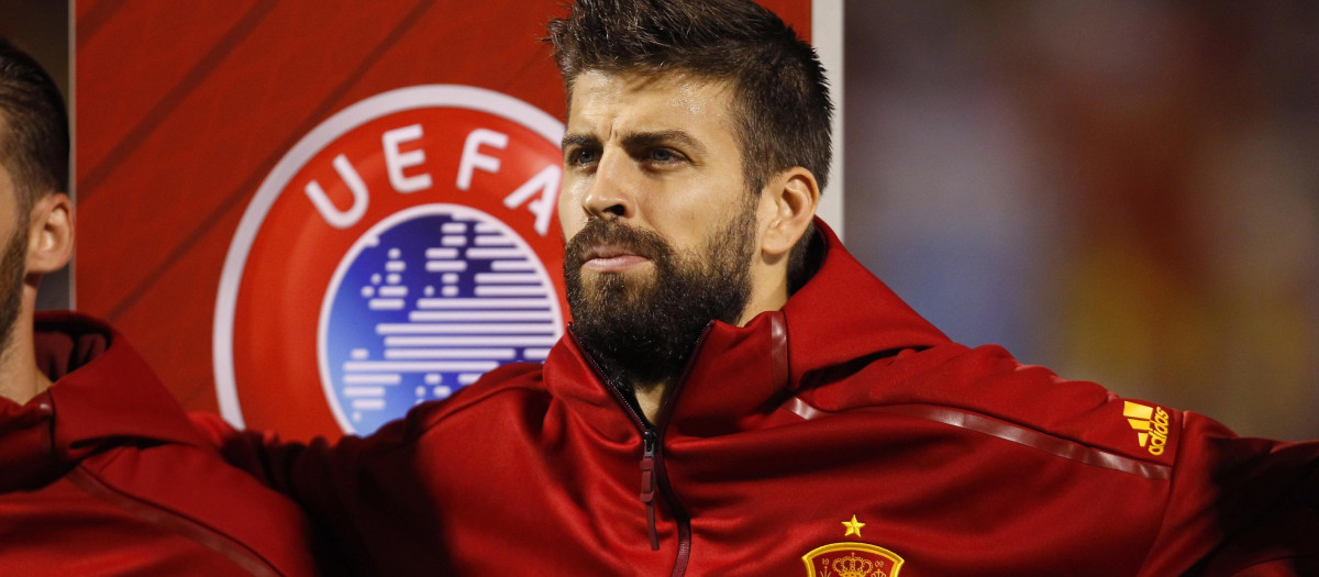 Gerard Piqué durante un partido con la selección española